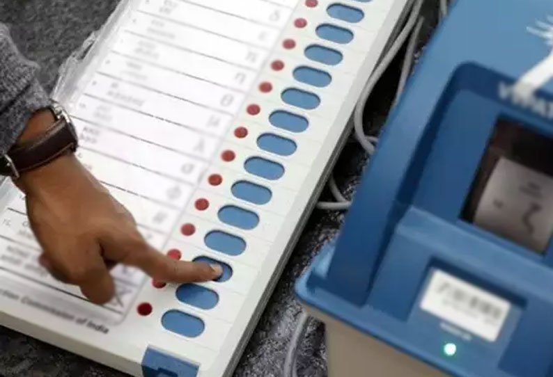 வாக்கு பெட்டிகள் வைக்கப்பட்டுள்ள இடத்தில் அதிகாரிகள் ஆய்வு