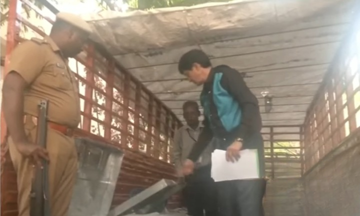 வாக்கு பெட்டிகள் வைக்கப்பட்டுள்ள இடத்தில் அதிகாரிகள் ஆய்வு
