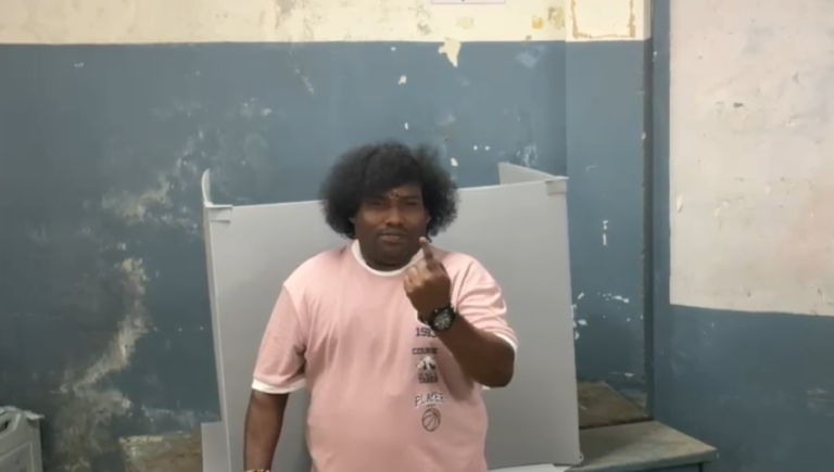 நடிகர் யோகிபாபு அவரது மனைவியுடன் வாக்களிப்பு