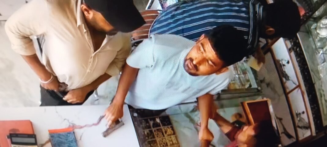 ஆவடி அருகே துப்பாக்கி முனையில் நகைக்கடையில் கொள்ளை