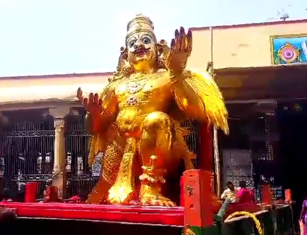 சித்திரை திருவிழா- அழகர் கோவிலில் இருந்து புறப்பட்ட வாகனங்கள்