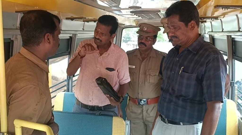 வட்டாரப் போக்குவரத்து துறை அதிகாரிகள்