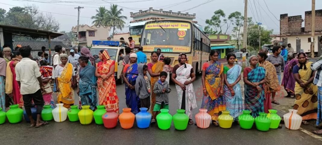 சேலம் - சிதம்பரம் தேசிய நெடுஞ்சாலையில் குடிநீர் வசதி கோரி சாலை மறியலால் போக்குவரத்து பாதிக்கப்பட்டது