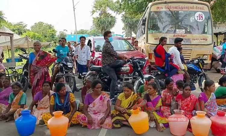 சேலம் - சிதம்பரம் தேசிய நெடுஞ்சாலையில் குடிநீர் வசதி கோரி சாலை மறியலால் போக்குவரத்து பாதிக்கப்பட்டது