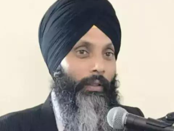 இந்நிலையில் ஹர்தீப் சிங் நிஜ்ஜார் படுகொலை குறித்து தீவிரமாக விசாரித்து வந்த கனடா காவல்துறையினர் 3 இந்தியர்களை கைது செய்துள்ளனர்.