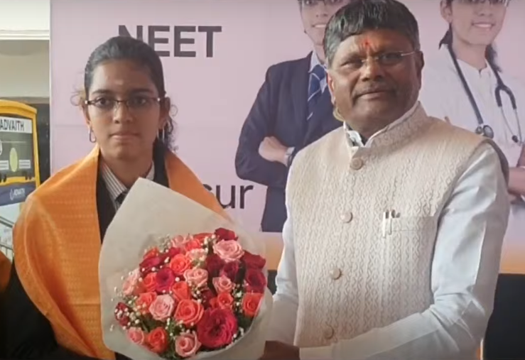 கிருஷ்ணகிரியில்-நீட் தேர்வில் மாணவி மாவட்ட அளவில் முதலிடம்