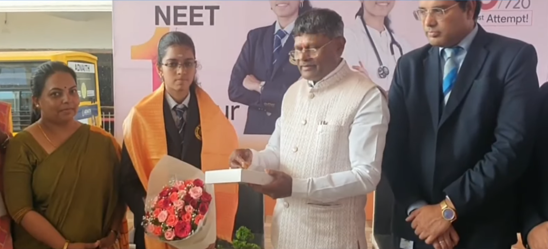 கிருஷ்ணகிரியில்-நீட் தேர்வில் மாணவி மாவட்ட அளவில் முதலிடம்