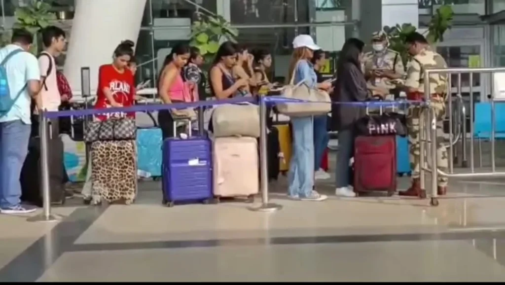 தொடா் விடுமுறையால்  விமான டிக்கெட்டின்  விலை  உயர்வு.