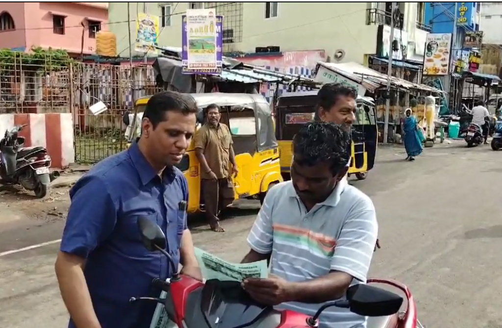 ஆதரவற்ற குழந்தைகளின் கல்விக்காக ஷூ பாலிஷ் போடும் பேராசிரியர்