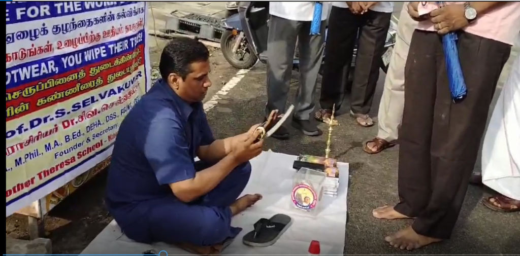 ஆதரவற்ற குழந்தைகளின் கல்விக்காக ஷூ பாலிஷ் போடும் பேராசிரியர்