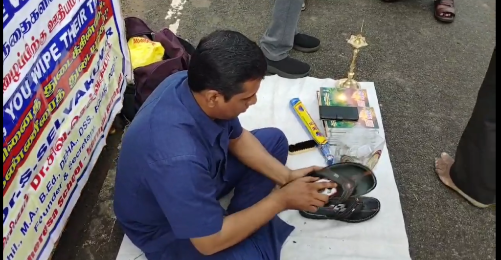 ஆதரவற்ற குழந்தைகளின் கல்விக்காக ஷூ பாலிஷ் போடும் பேராசிரியர்