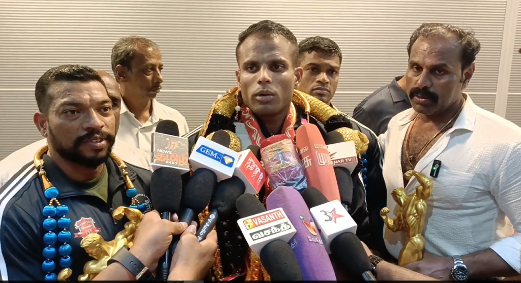 உலக ஆணழகன் கோப்பை வென்று திரும்பிய நாமக்கல் சரவணனுக்கு விமான நிலையத்தில் உற்சாக வரவேற்பு 
