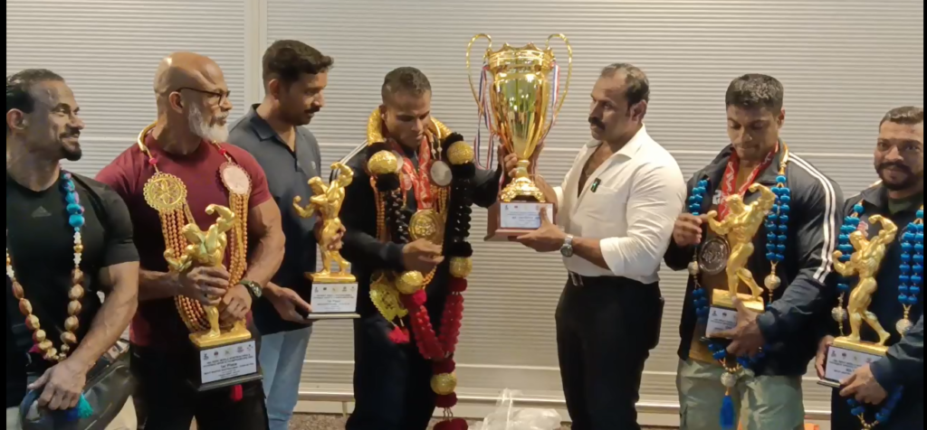 உலக ஆணழகன் கோப்பை வென்று திரும்பிய நாமக்கல் சரவணனுக்கு விமான நிலையத்தில் உற்சாக வரவேற்பு 